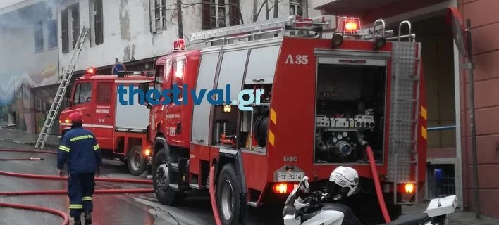Θεσσαλονίκη: Καίγεται μονοκατοικία στην Ανω Πόλη (βίντεο)